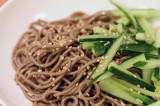 Soba noodles in salsa di soia e cetrioli | Giappone 